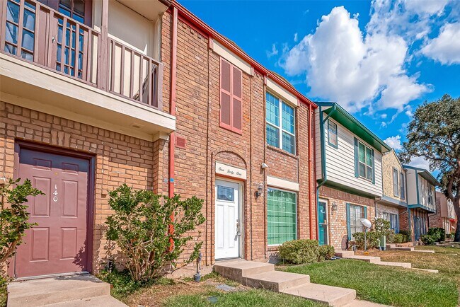 Foto del edificio - 7700 Creekbend Dr