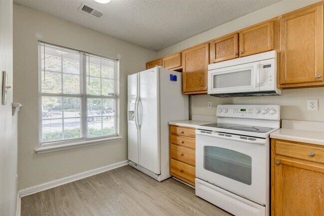 Building Photo - Pristine, move in ready 2 story Townhome l...