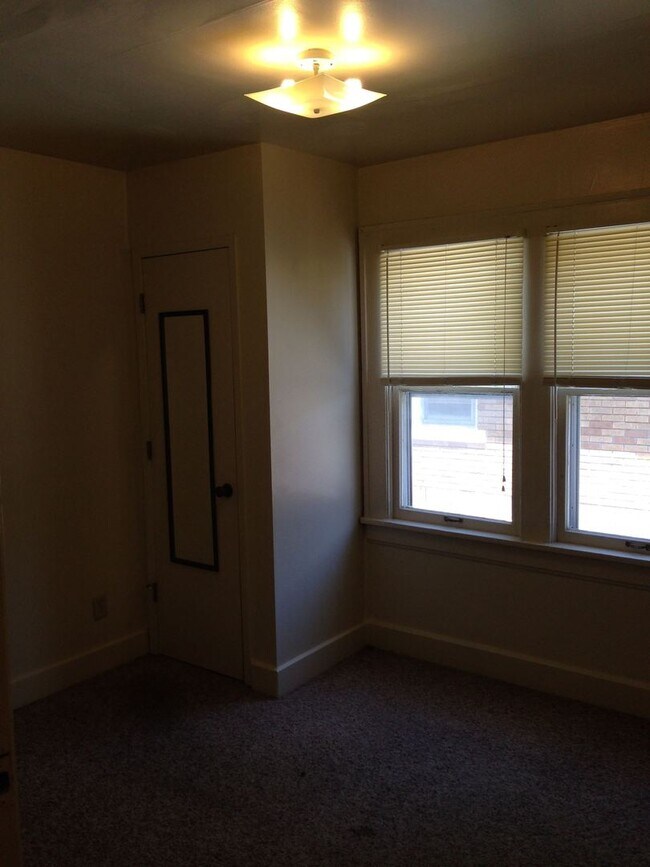 Building Photo - 3 bed, 1 bath house just steps from Missouri State University