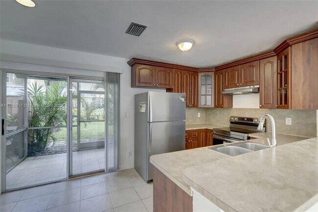 Building Photo - 2933 Cambridge Ln