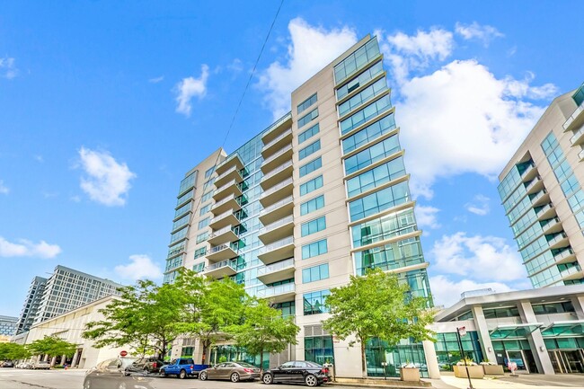 Building Photo - Stunning, Sun-Filled 2BD/2BA Corner Unit a...