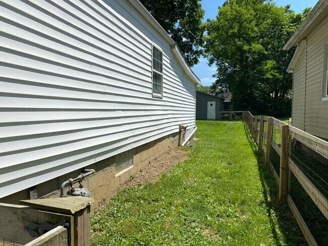 Building Photo - CLEVES - Adorable fresh tiny home w fenced...