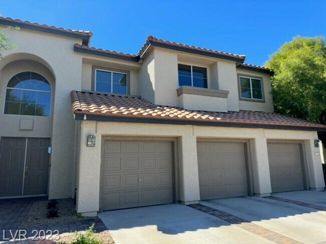 Foto del edificio - Semi-Custom Luxury - 4 Bedroom Home!!