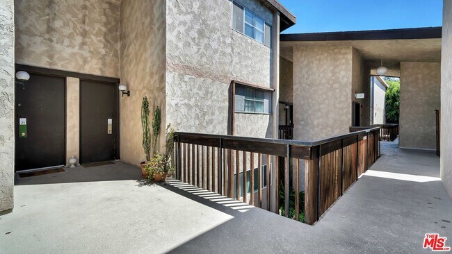 Foto del edificio - 5901 Canterbury Dr