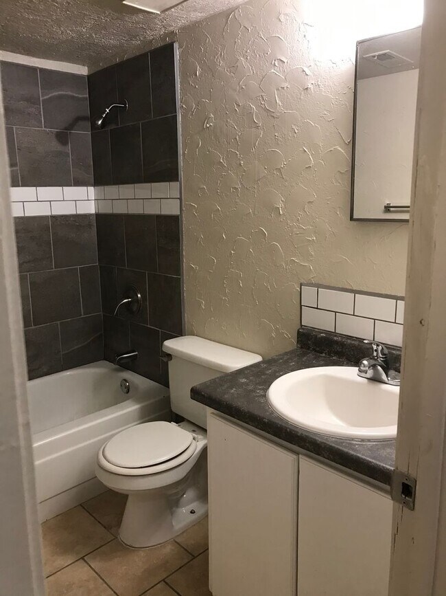 Building Photo - 2 bedroom apt