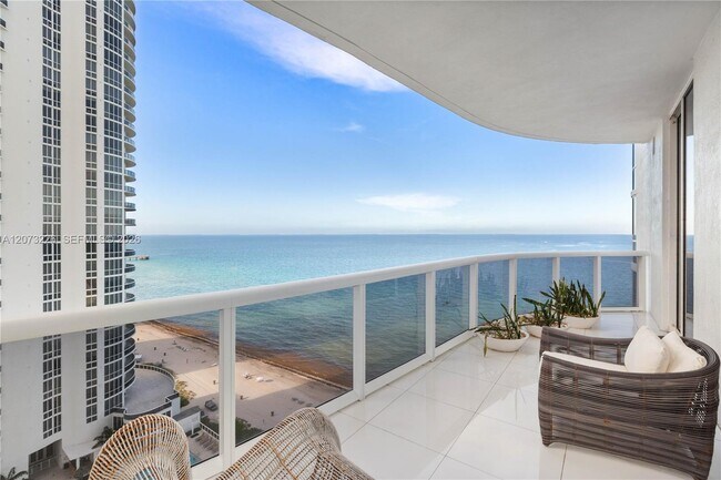 Foto del edificio - 15811 Collins Ave