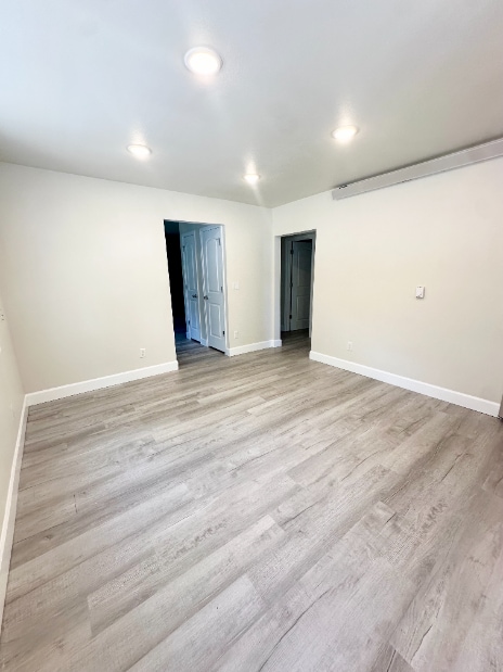 Building Photo - Garden Level Apartment Ready Now!
