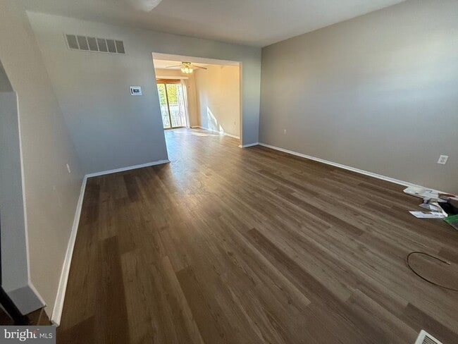 Foto del edificio - 34 King Charles Cir