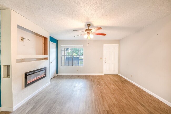 Foto del edificio - RENT BY FEBRUARY 15th and RECEIVE 2 WEEKS ...