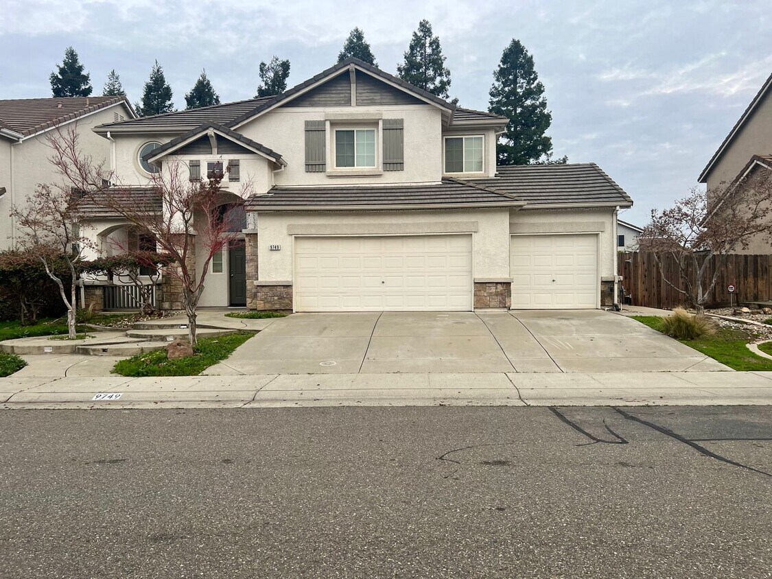 Primary Photo - Beautiful and Spacious 4 bed/ 4 bath home ...