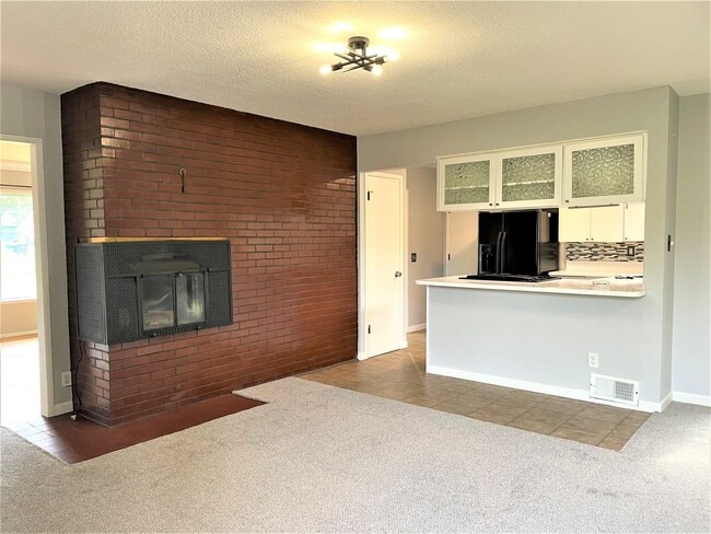 Foto del edificio - Spacious Mt Scott 3 bedroom house- Fenced backyard- Garage- W/D