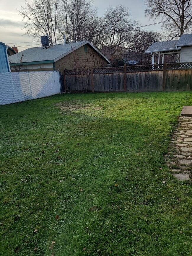 Building Photo - Very cute 1.5 bedroom House for Rent on No...