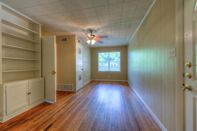 Foto del edificio - UT PRE-LEASE: 4 bed/2 bath North Campus ho...