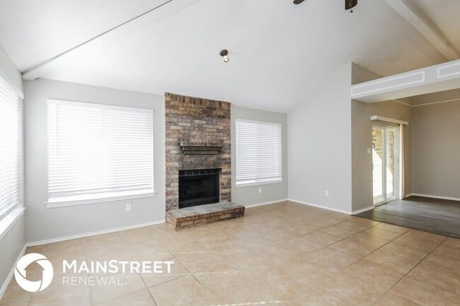 Building Photo - 304 Meadowglen Dr