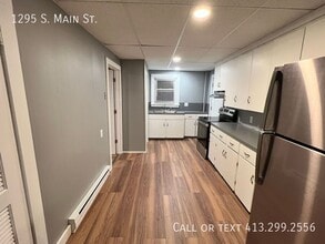 Building Photo - 1295 S Main St