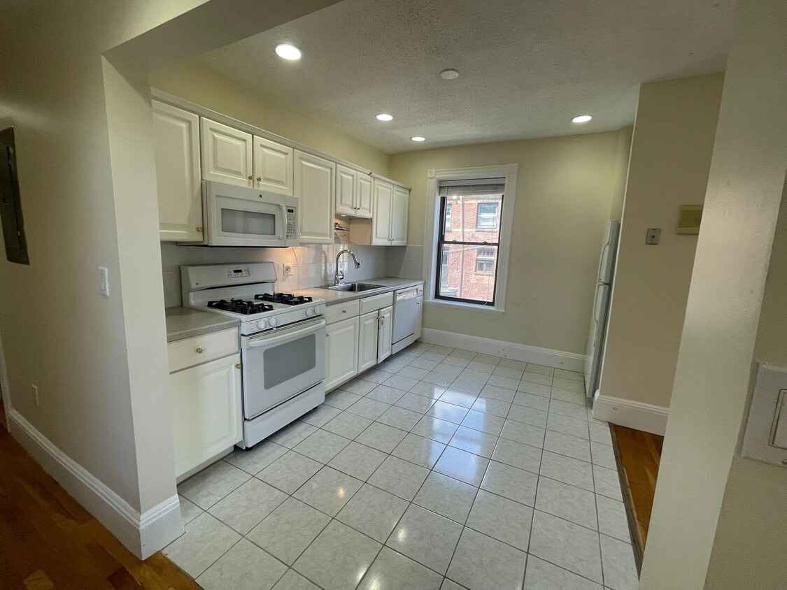 Large, updated 3 bed unit in a prime location in Brookline! - Large, updated 3 bed unit in a prime location in Brookline!