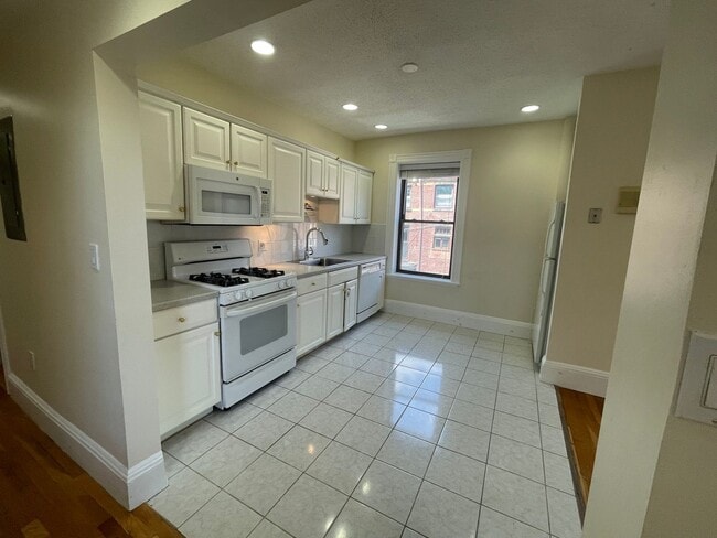 Large, updated 3 bed unit in a prime location in Brookline! - Large, updated 3 bed unit in a prime location in Brookline! House