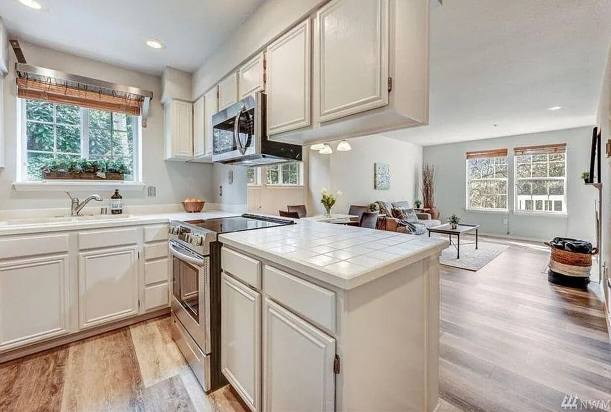 Foto principal - Cozy 2bd Bellevue condo