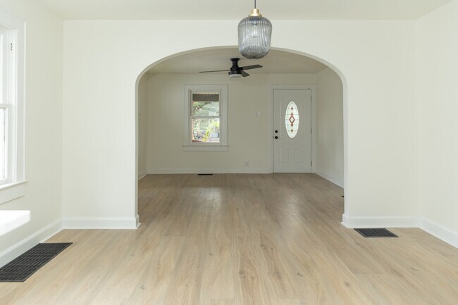Building Photo - 2161 Napoleon St