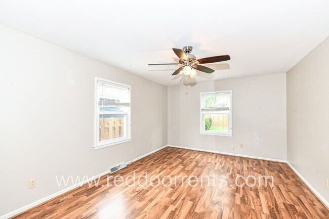 Foto del edificio - Spacious Family Haven: 4-Bedroom Gem on Ea...