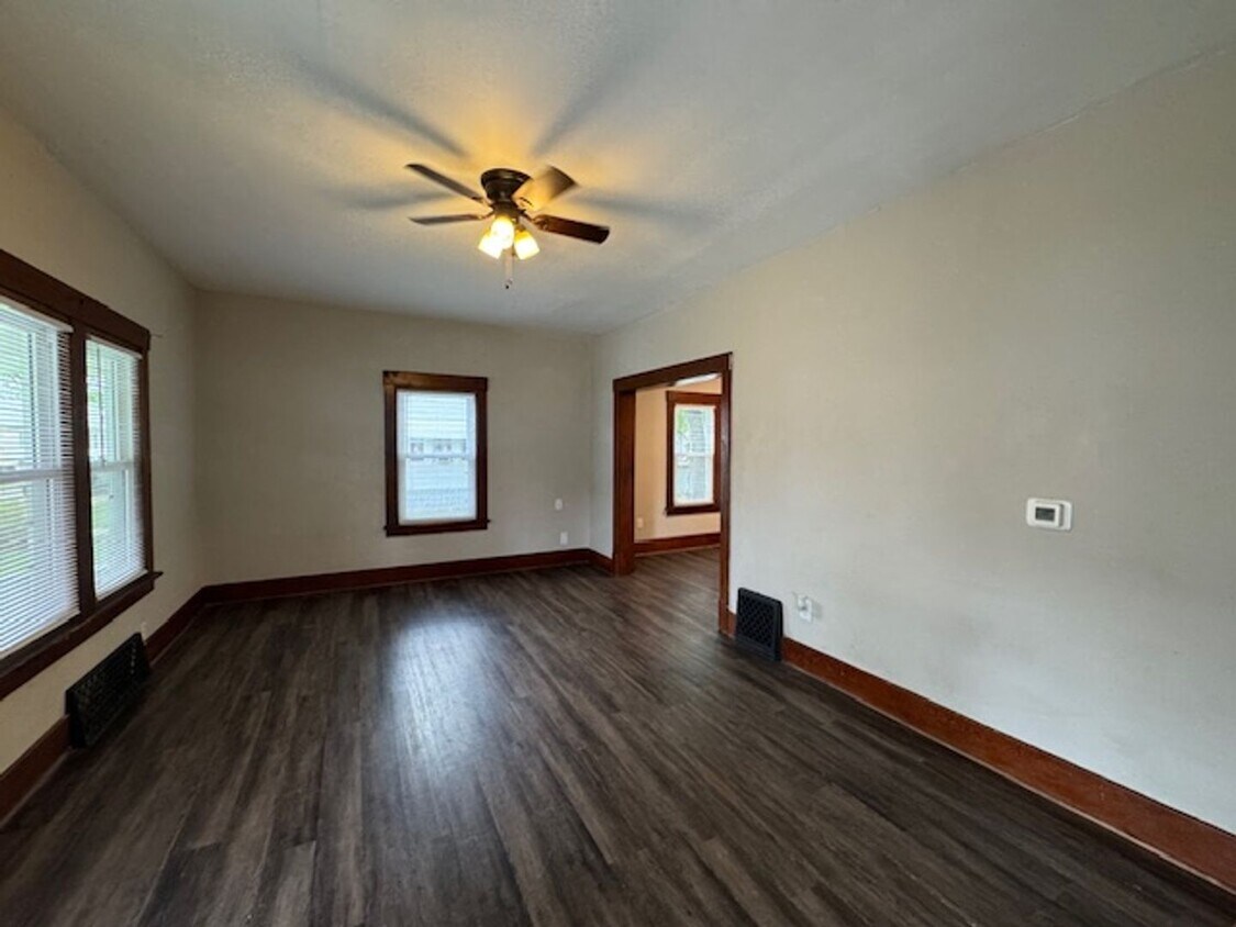 Primary Photo - 2 Bed Updated Kitchen must See!