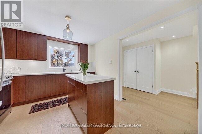 Photo du bâtiment - 100 Brimwood Blvd