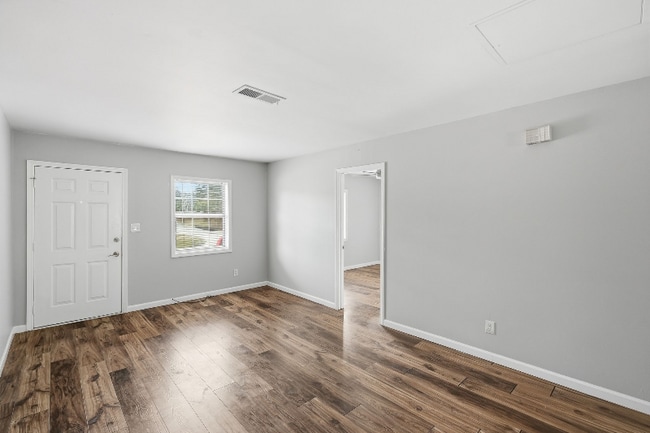 Building Photo - 3681 Lynn Dr