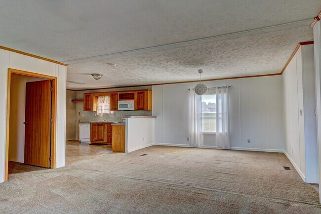Building Photo - 3569 Oakdale Dr
