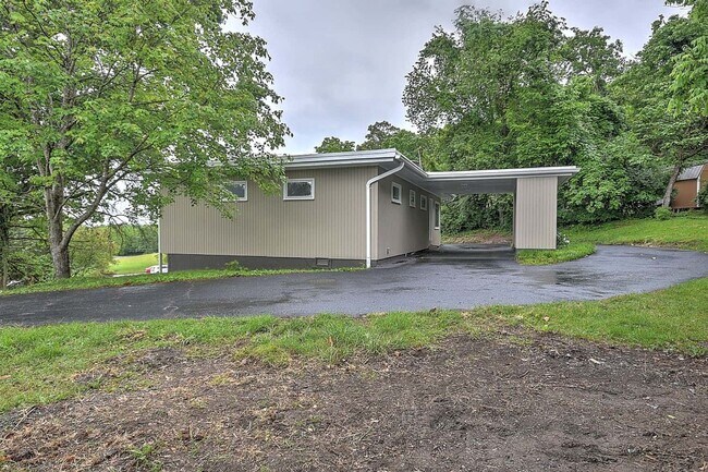 Foto del edificio - Renovated 3–4 Bedroom Home for Rent | 2,700+ Sq Ft | Bristol TN