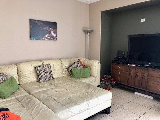 Building Photo - Great Gated Community Near Strip !!!!