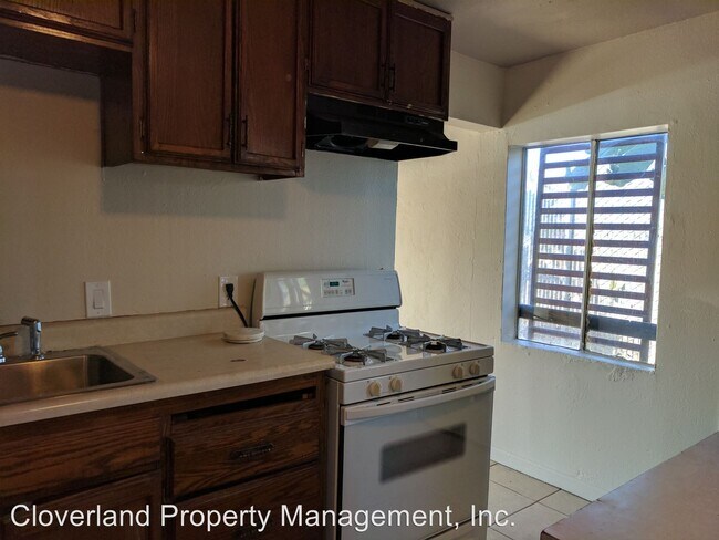 Building Photo - 3 br, 1.5 bath Apartment - 5028 Rohde Rd #2