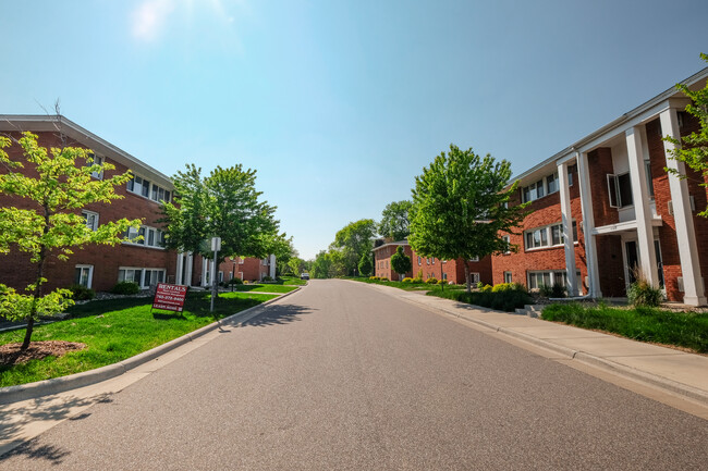 Building Photo - Hiawatha Court