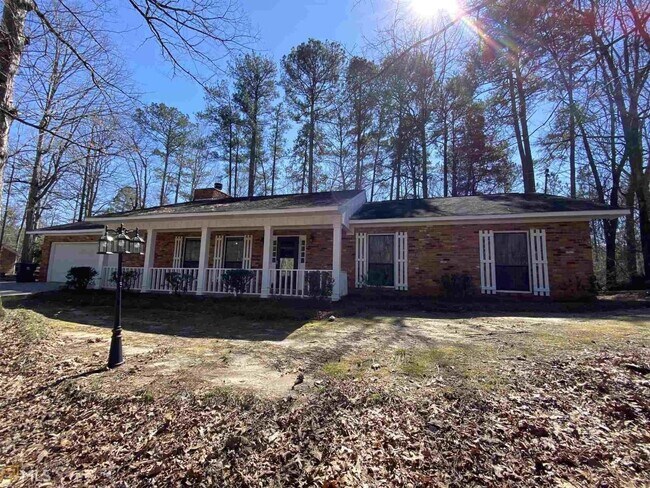 Building Photo - **PRICE IMPROVEMENT**300 Oak Street: Lovel...