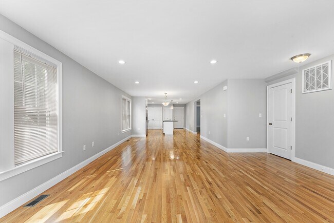 Foto del edificio - 87 Thetford Ave