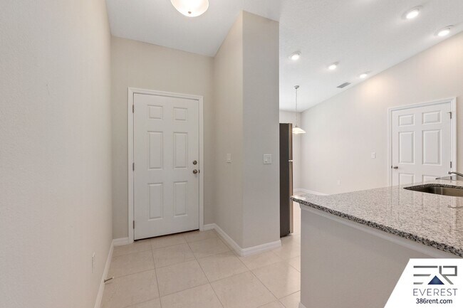 Foto del edificio - LIKE NEW 4/2/2 ON A CUL DE SAC IN BEAUTIFUL SEMINOLE WOODS
