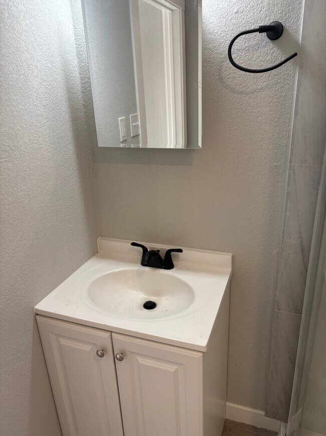 Foto del edificio - 220 Alamosa Ave