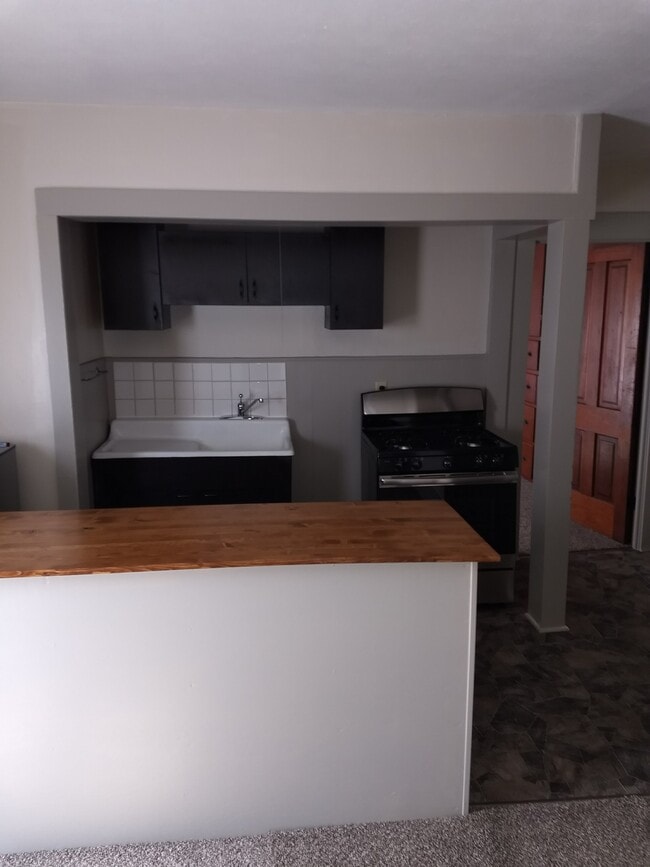 Kitchen - 124 E Bowman St