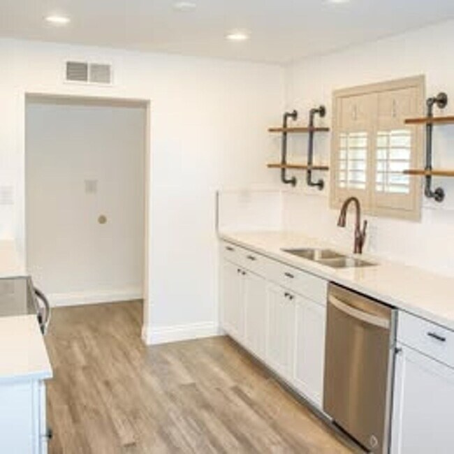 Foto del edificio - 3 BEDROOM 2 BATHS WITH A POOL FREE RENT W/ APPROVED CREDIT