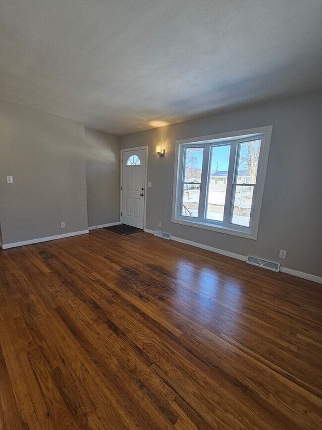 Foto del edificio - There is a $25 fee per application and everyone over 18 needs to fill out their own application.