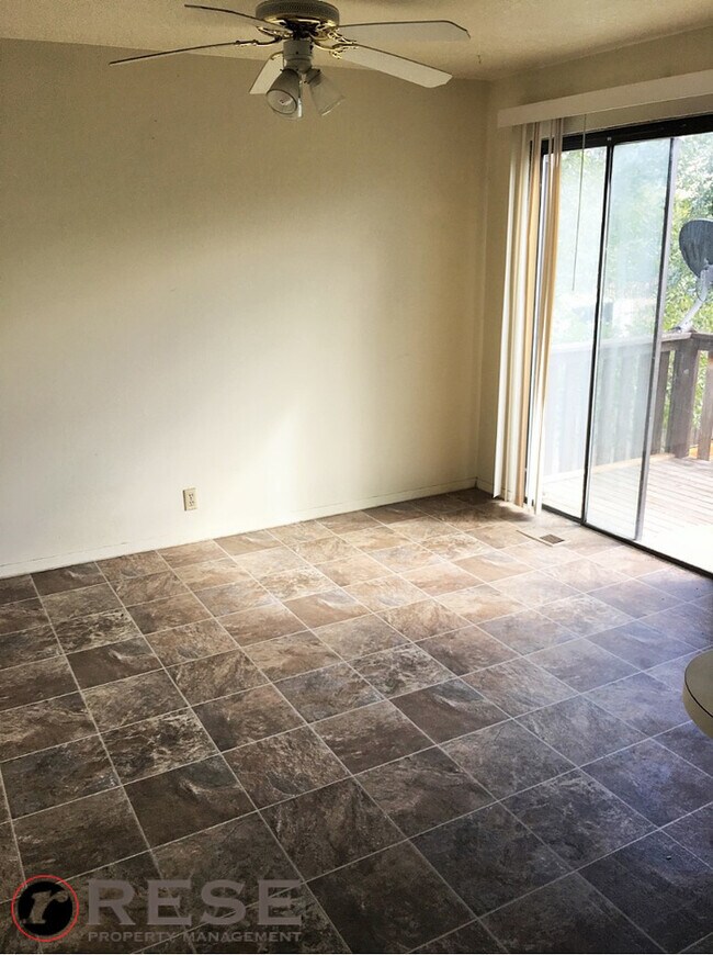 Building Photo - Spacious 2 Bedroom Duplex In West Valley City