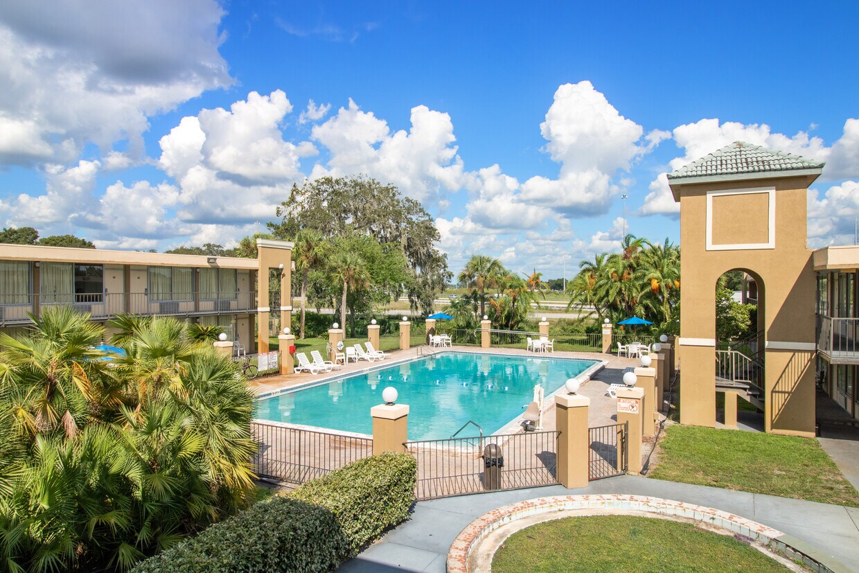 Foto principal - 4645 N Socrum Loop Rd