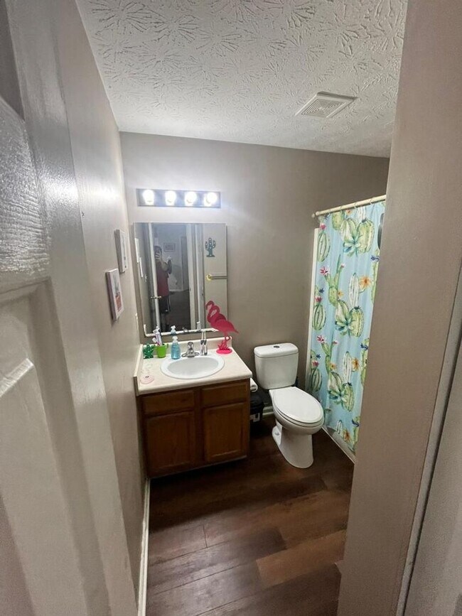 Foto del edificio - **STUNNNING 4 bedroom 2 bath home