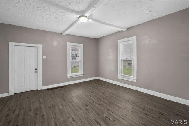Building Photo - Completely remodeled and move-in ready!