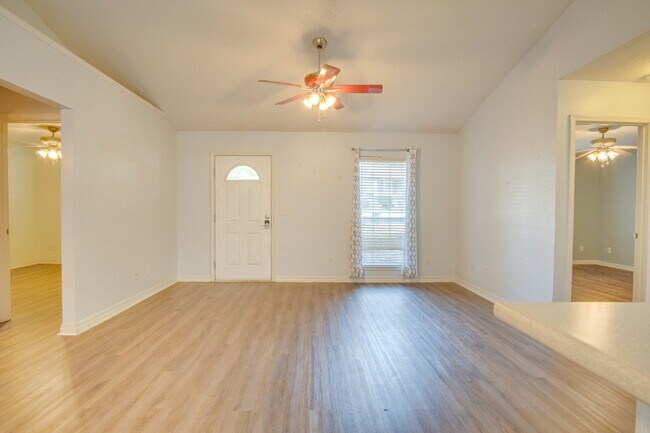 Foto del edificio - Northeast Pensacola 2 R, 2BA Home Near UWF with Wood-Look Flooring, Large Sunroom, Spacious Lot &...