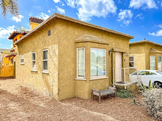 Building Photo - 302 W Mariposa Ave