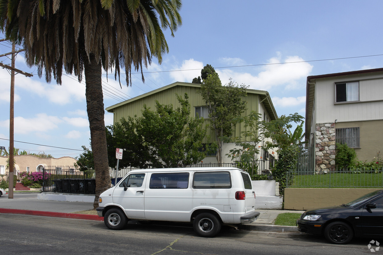 Building Photo - 5 Apartments +  Sfr