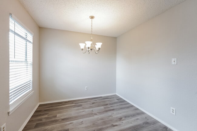 Building Photo - 1005 Meadowbend Dr