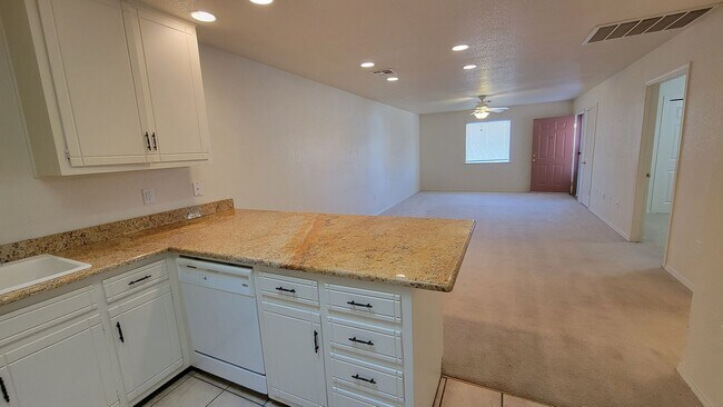Foto del edificio - Lovely 2 Bdrm/1 Bath Home Sits in a Small ...