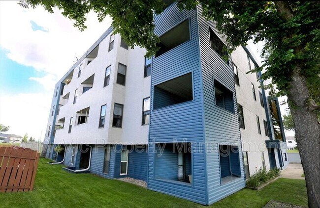 Photo du bâtiment - 3007-3035 35 St NW