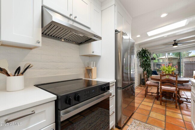Building Photo - 3036 N 32nd St